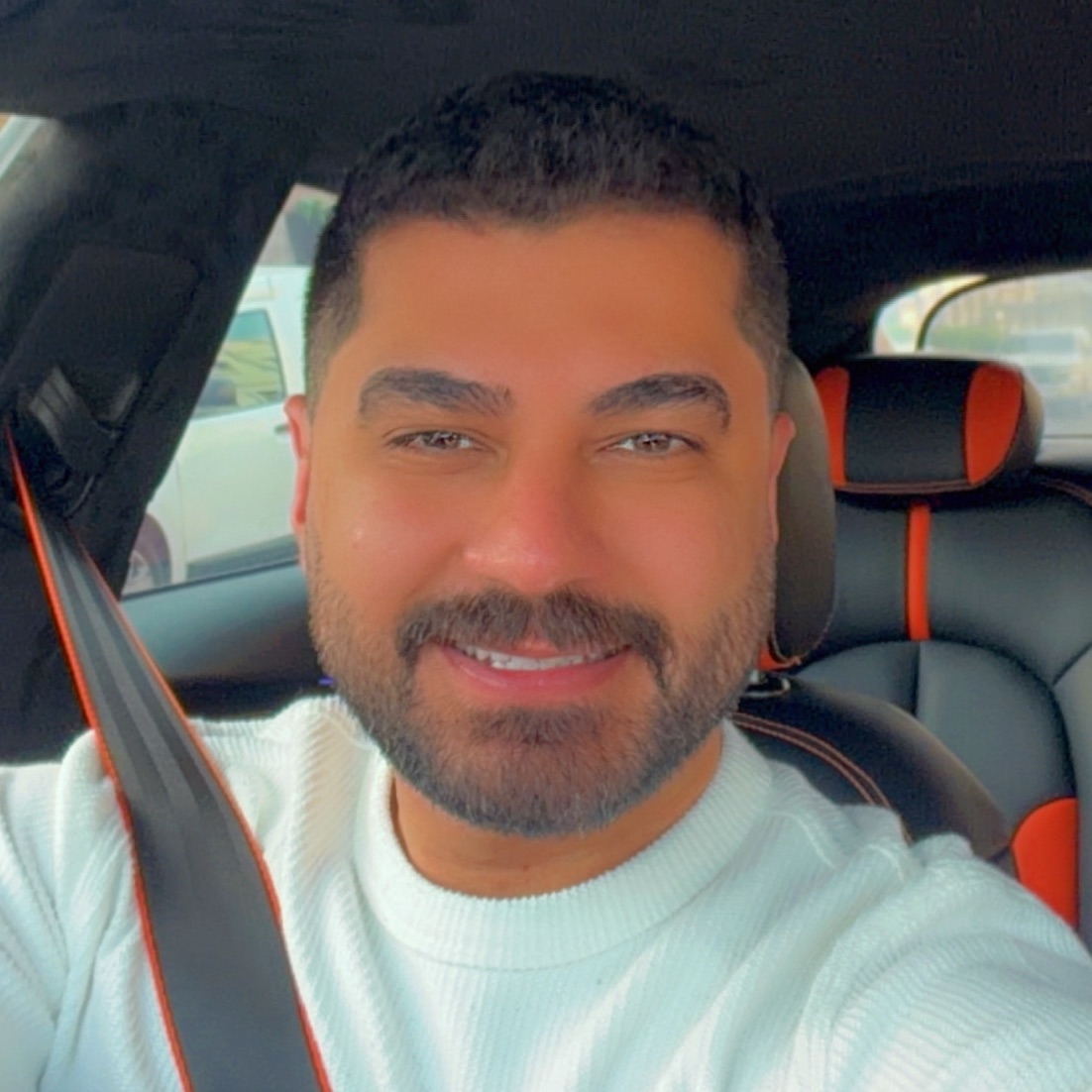 اسامة، صانع محتوى في الخبر