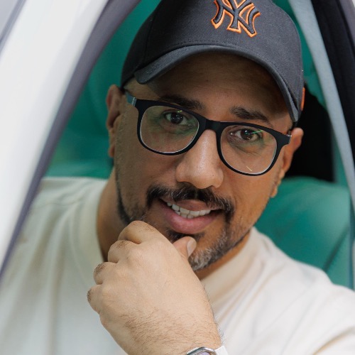 محمد، صانع محتوى في الخبر