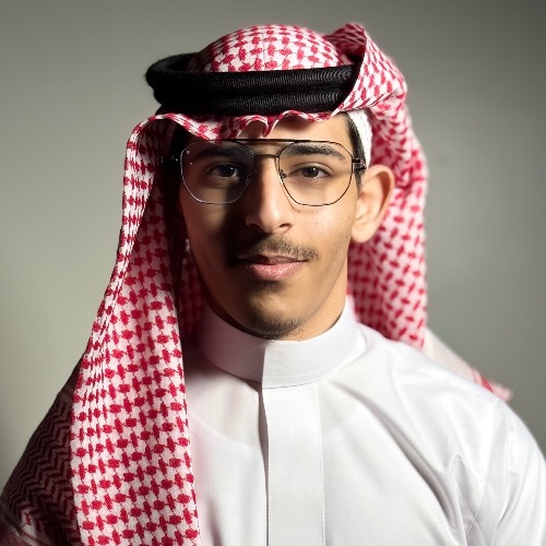 مراد، صانع محتوى في عقلة الصقور